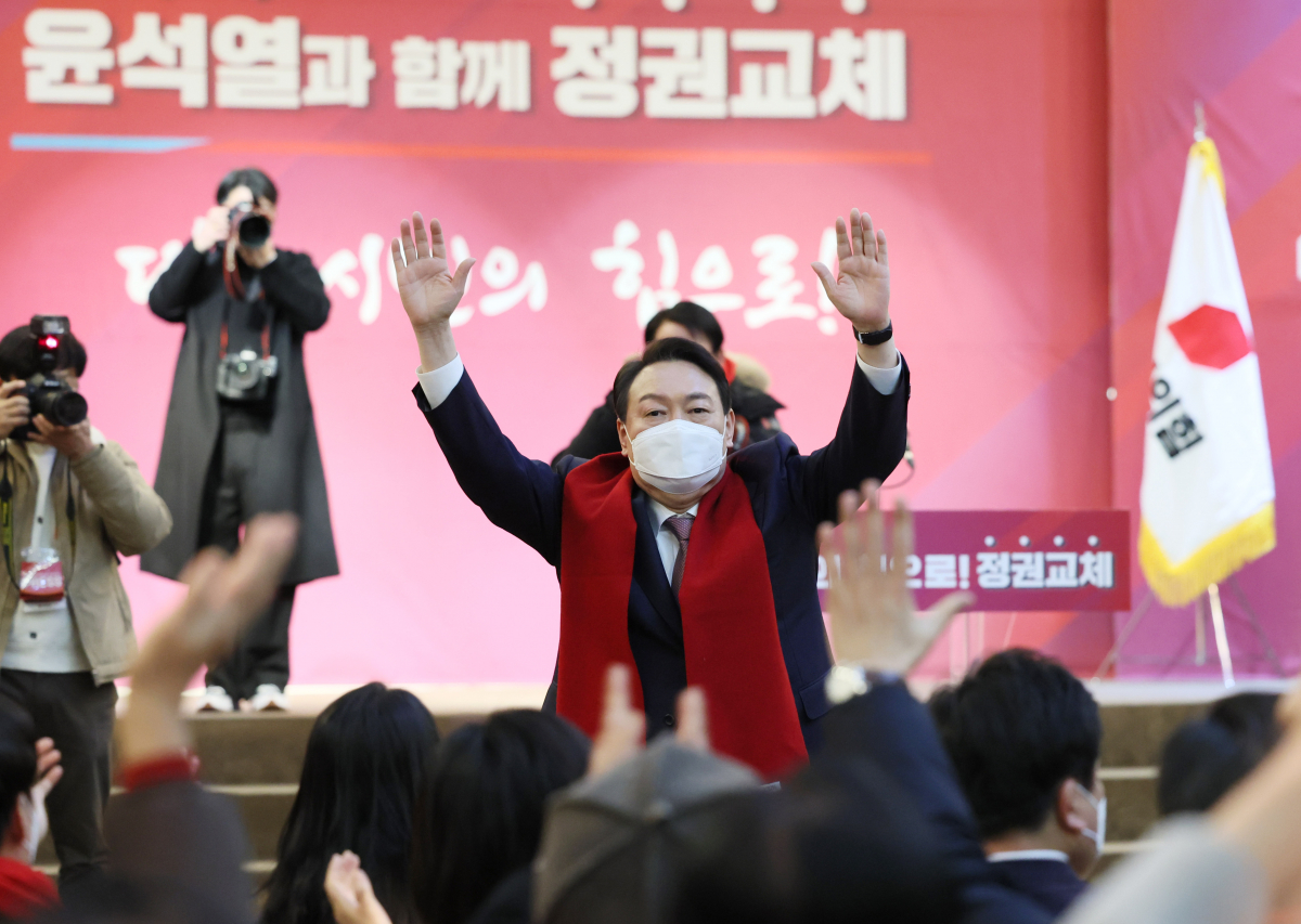 ▲윤석열 국민의힘 대선 후보가 21일 오후 대전 서구 오페라웨딩홀에서 열린 대전 선대위 필승결의대회에 참석하며 지지자들의 환호에 손을 들어 화답하고 있다. (연합뉴스)