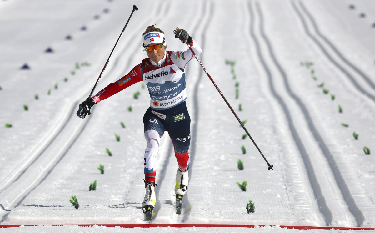 ▲(뉴시스) 크로스컨트리 스키 클래식 주법. 홈이 파인 코스에서 스키가 평행으로 고정돼 앞뒤로만 움직일 수 있다.
