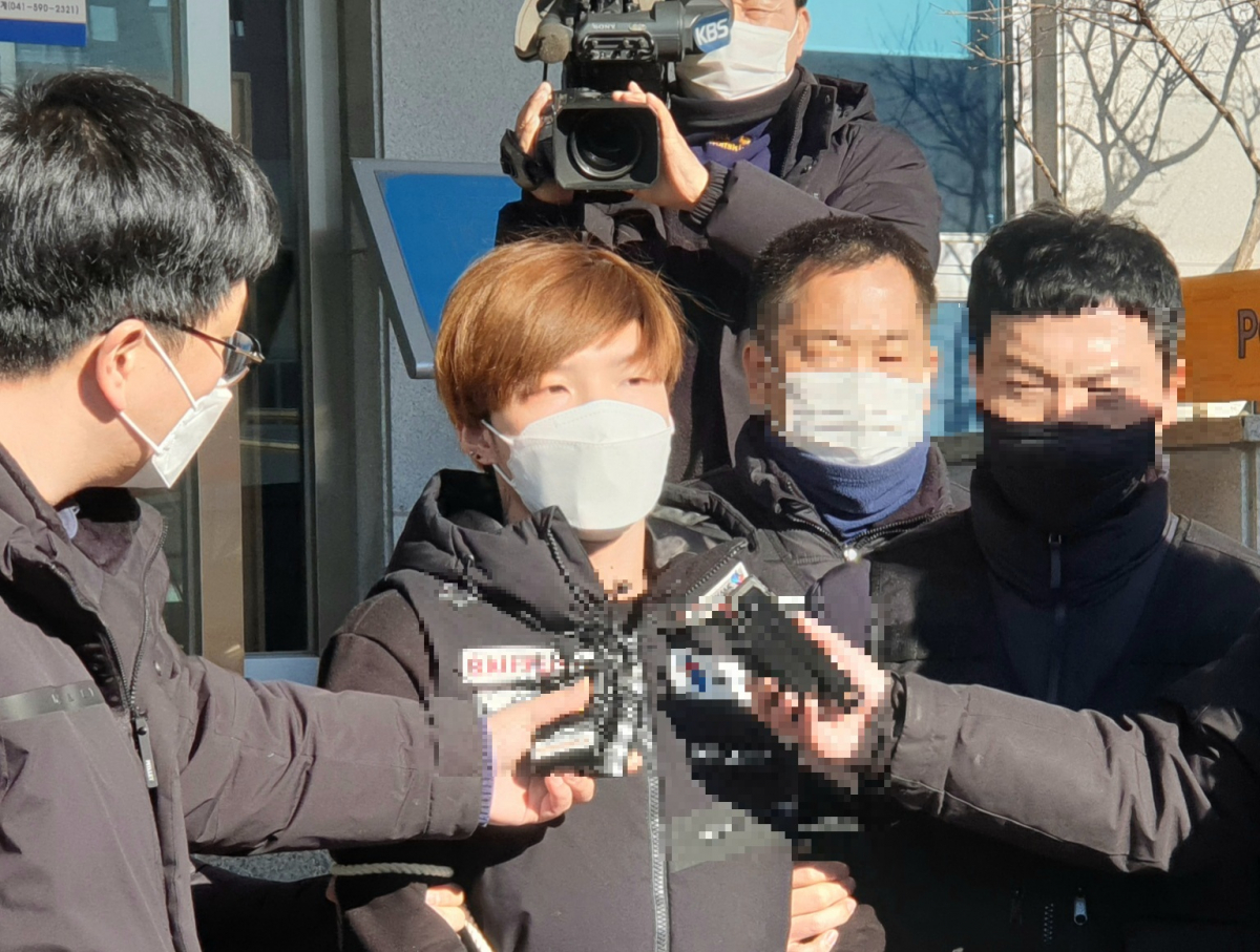 ▲이별을 통보한 여자 친구에게 흉기를 휘둘러 살해한 혐의를 받고 있는 조현진(27)이 1월 21일 오전 대전지검 천안지청으로 송치되기 위해 천안동남경찰서를 나서며 취재진의 질문을 받고 있다.  (뉴시스)