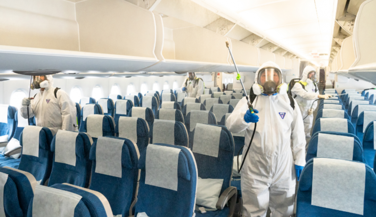 ▲대한항공 직원들이 기내를 소독하고 있다.  (사진제공=대한항공)