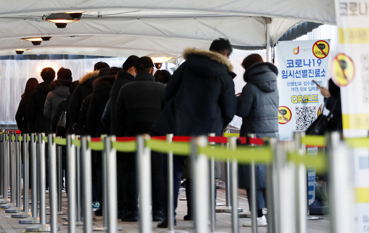 ▲21일 오전 서울시청 앞 서울광장 임시선별검사소에서 시민들이 검사를 받기 위해 기다리고 있다. (뉴시스)