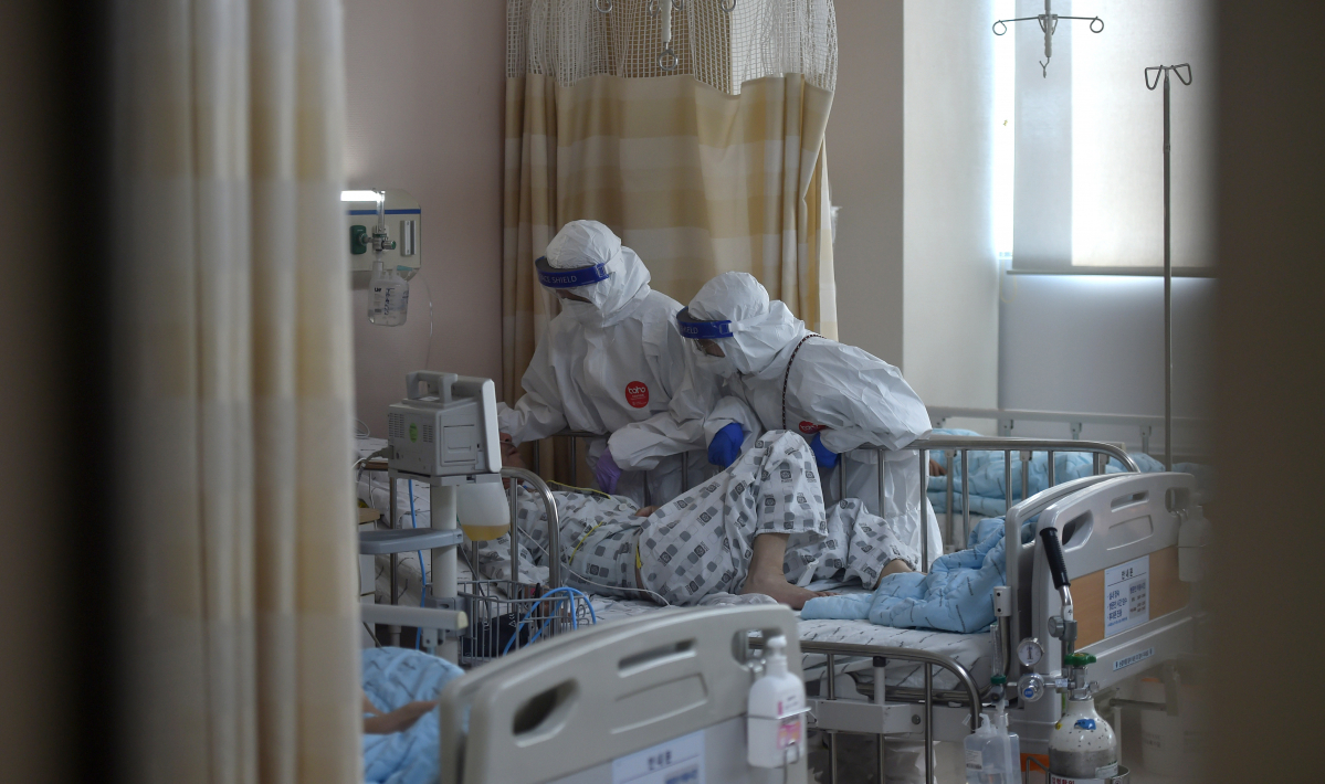 ▲국내 첫 코로나19 확진자 발생 2년을 하루 앞둔 19일 대구 북구 칠곡경북대학교병원 코로나19 치료 병동에서 간호사들이 확진자를 돌보고 있다.  (뉴시스)
