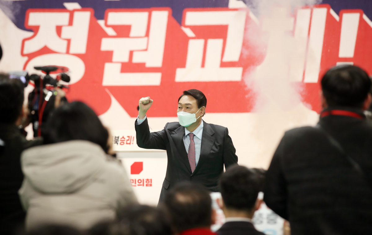 ▲윤석열 국민의힘 대선 후보가 22일 충북 청주 청원구 청주시장애인스포츠센터에서 열린 충북 선대위 필승 결의대회에서 인사하고 있다.  (뉴시스)