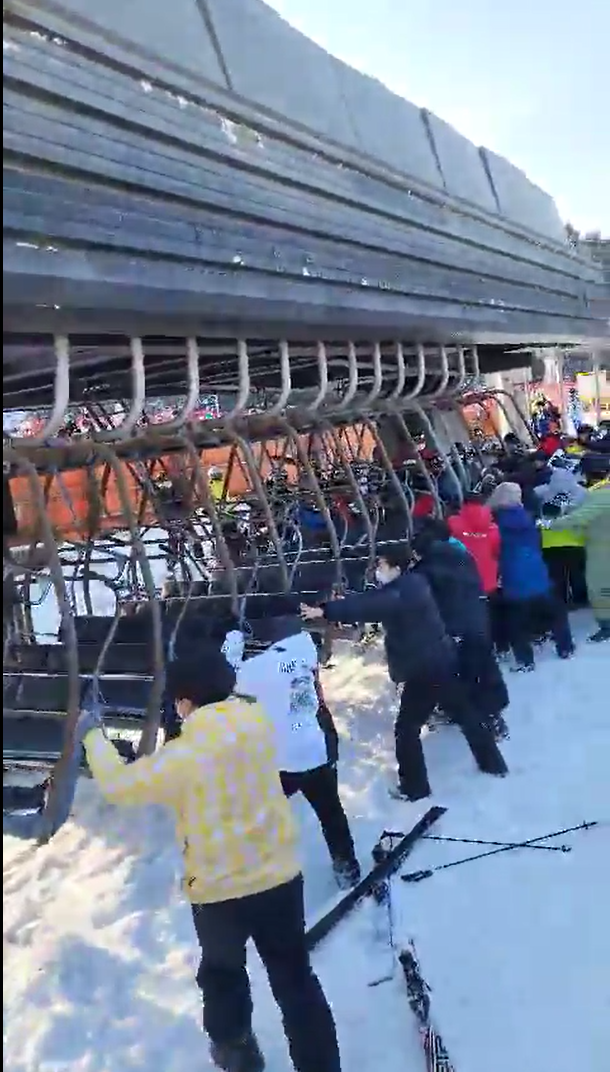 ▲▲22일 오후 4시경 경기 포천시 베어스타운 스키장에서 리프트가 역주행하는 사고가 발생했다. 리프트 역주행이 계속되며 추가 사고를 방지하기 위해 버티고 있는 사람들의 모습 (@조성준 기자 tiatio@etoday.co.kr) (@조성준 기자 tiatio@etoday.co.kr)