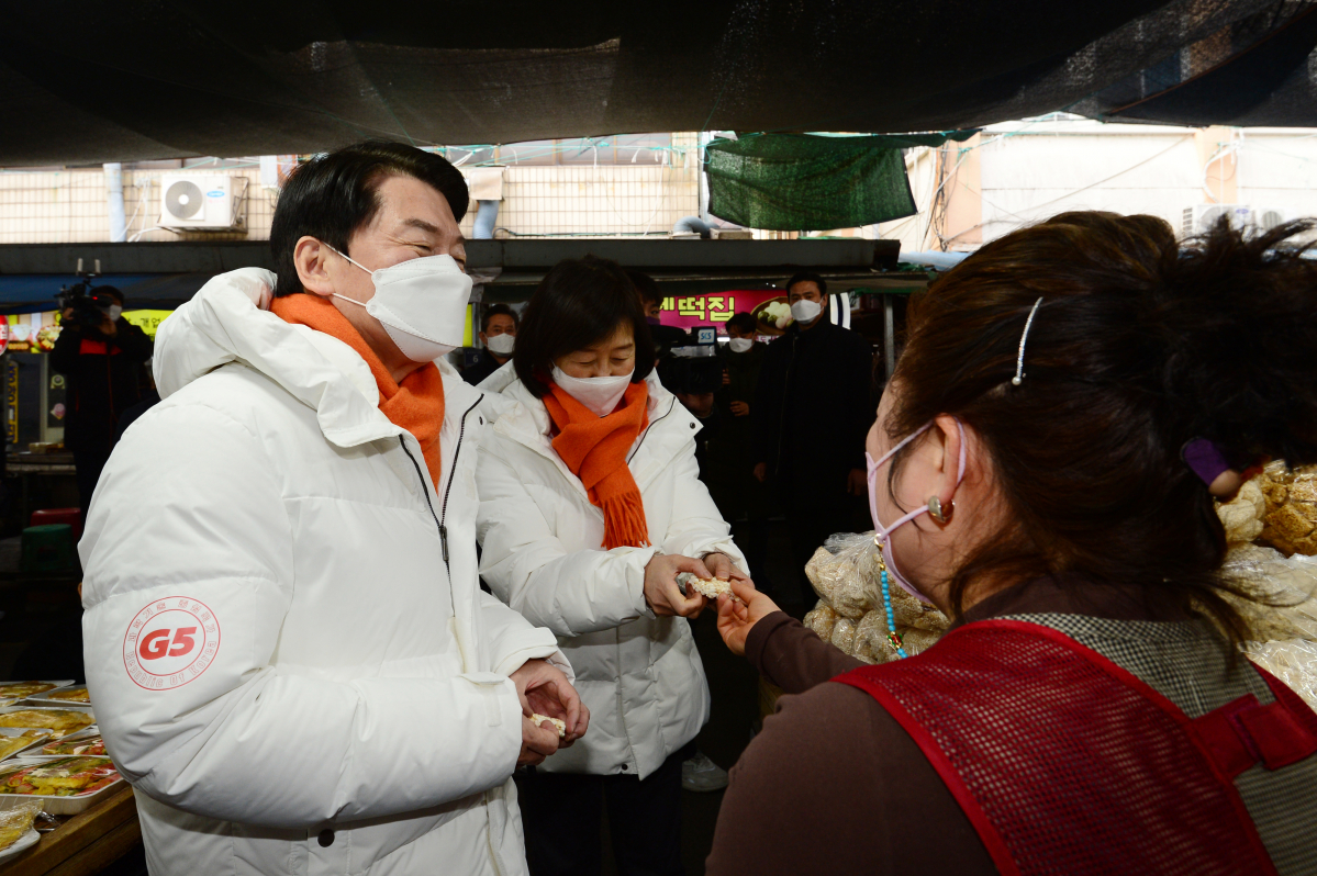 ▲안철수 국민의당 대선 후보가 22일 오후 부인 김미경 교수와 함께 경남 진주시 중앙유등시장을 찾아 시민들과 인사를 나누고 있다. (뉴시스)
