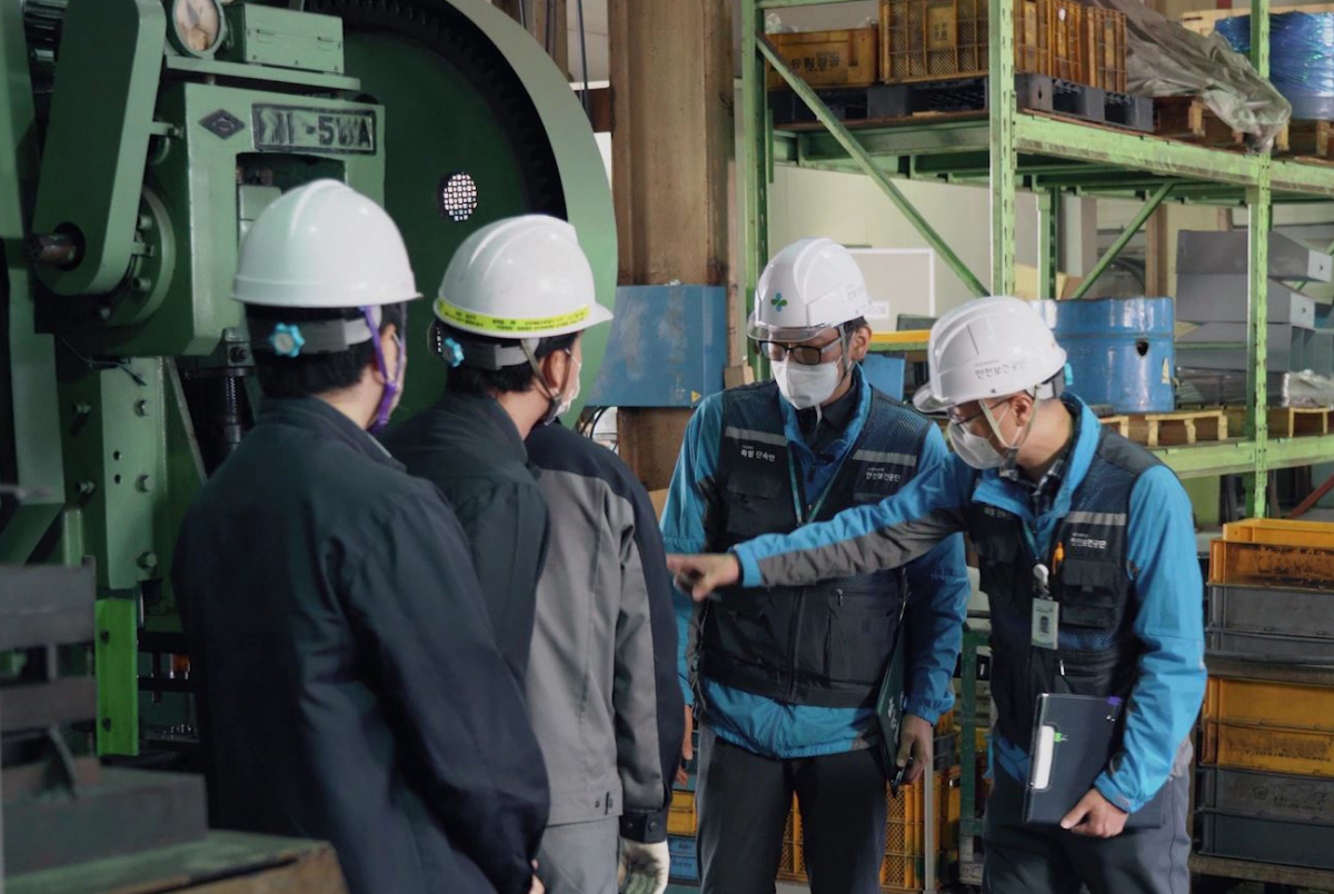 ▲한국산업안전보건공단 패트롤 점검반이 운전정지 장치 유무를 살피고 있다. (사진제공=한국산업안전보건공단)