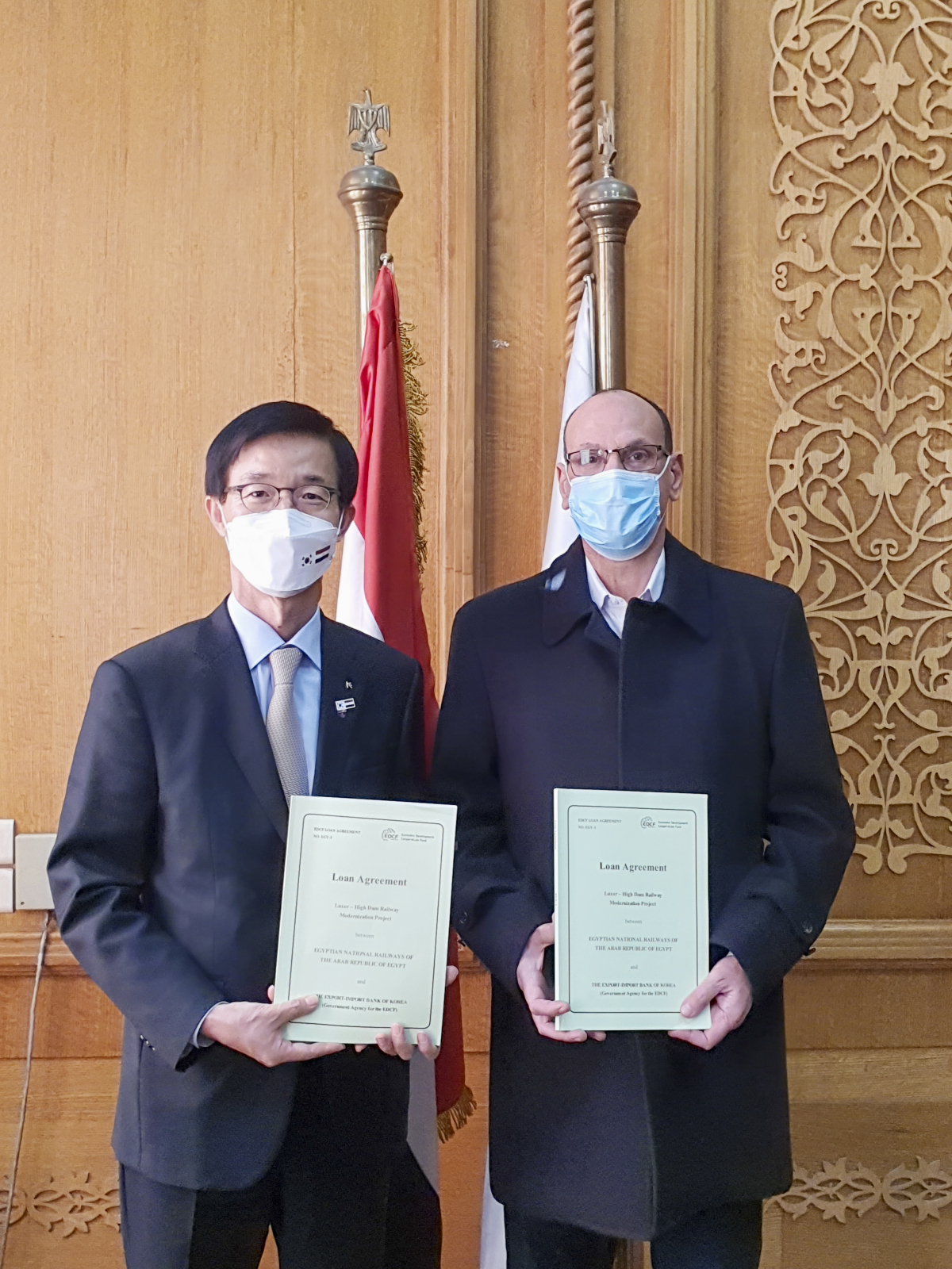 ▲방문규 수은 행장이 21일(현지 시간) 이집트 카이로 철도청에서 모스타파 아부 엘마카렘 철도청장과 만나 이집트 룩소르-하이댐 철도 현대화사업에 총 2.5억달러의 자금을 지원하는 내용의 금융공여계약서에 서명한 뒤 기념촬영을 하고 있다. (사진제공=수출입은행)
