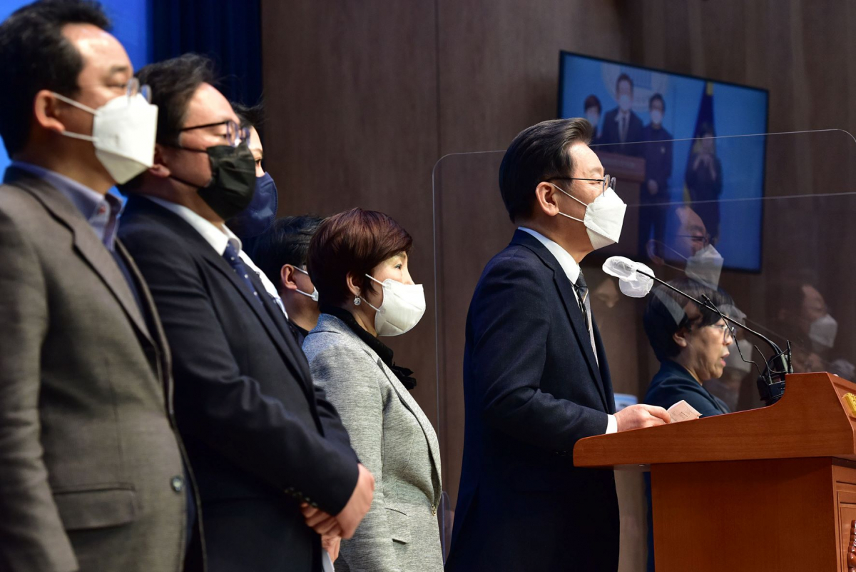 ▲이재명 더불어민주당 대선 후보가 21일 서울 여의도 국회 소통관에서 코로나19 소상공인과 자영업자 피해 지원을 위한 추가경정예산 편성을 위한 대선 후보 간 회동 제안 기자회견을 하고 있다. (뉴시스)