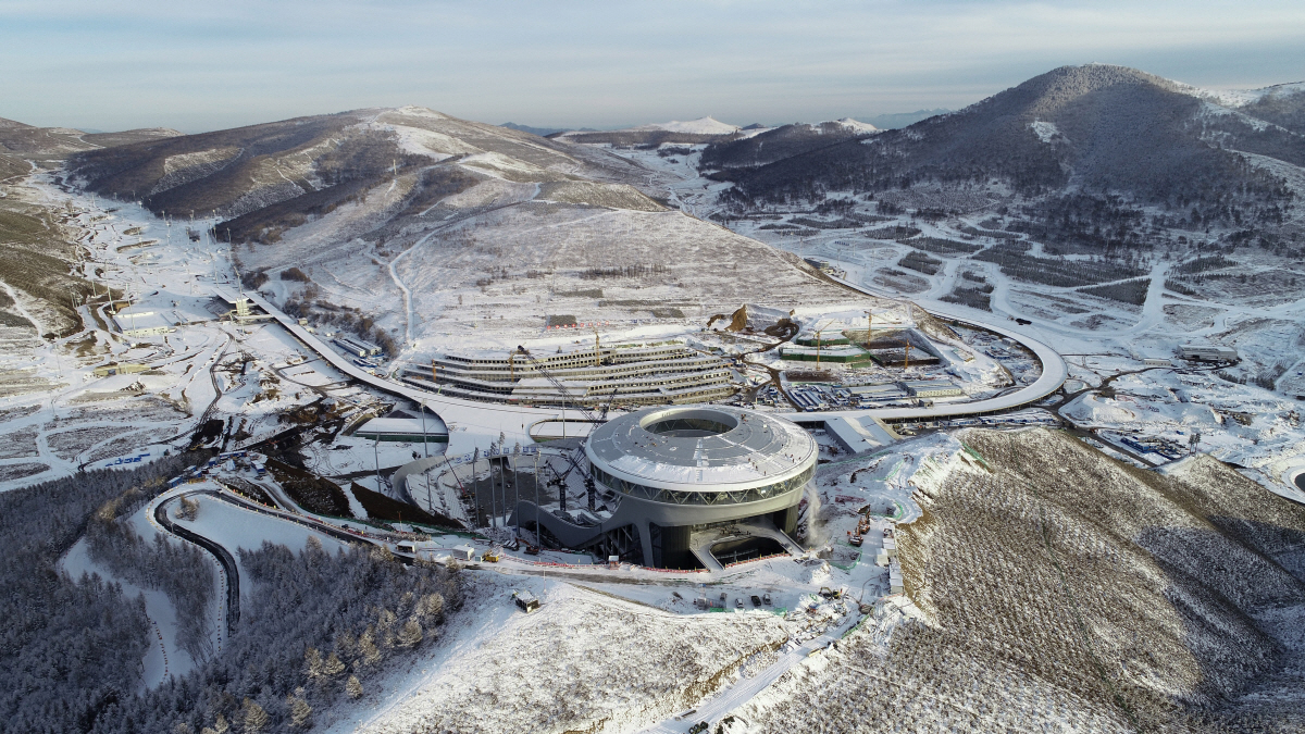 ▲2020년 11월 중국 북부 허베이성 장자커우 내 국가스키점프센터가 공사 중이다. 장자커우/신화뉴시스
