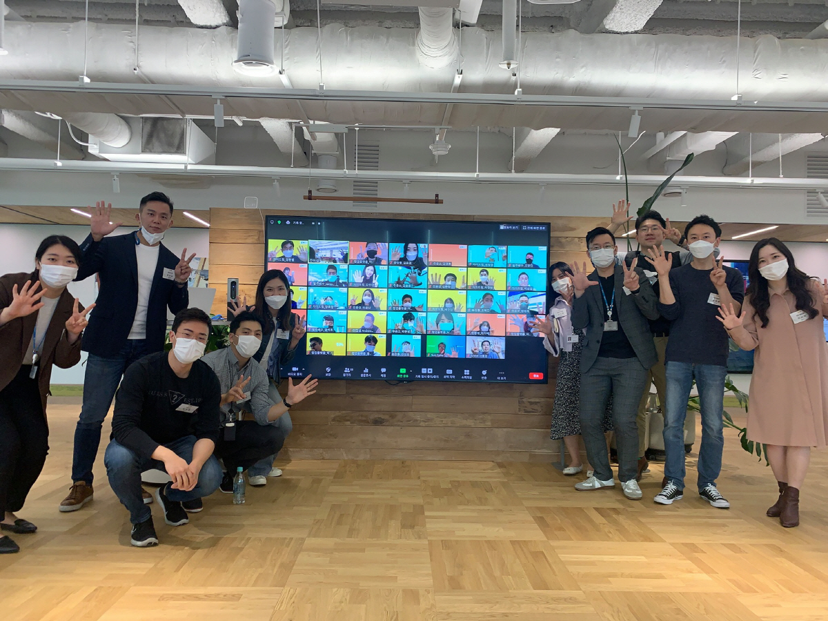 ▲GS그룹 임직원들이 52g 프로그램 아이디어 발표회 후 기념촬영 중이다.
 (사진제공=GS그룹)