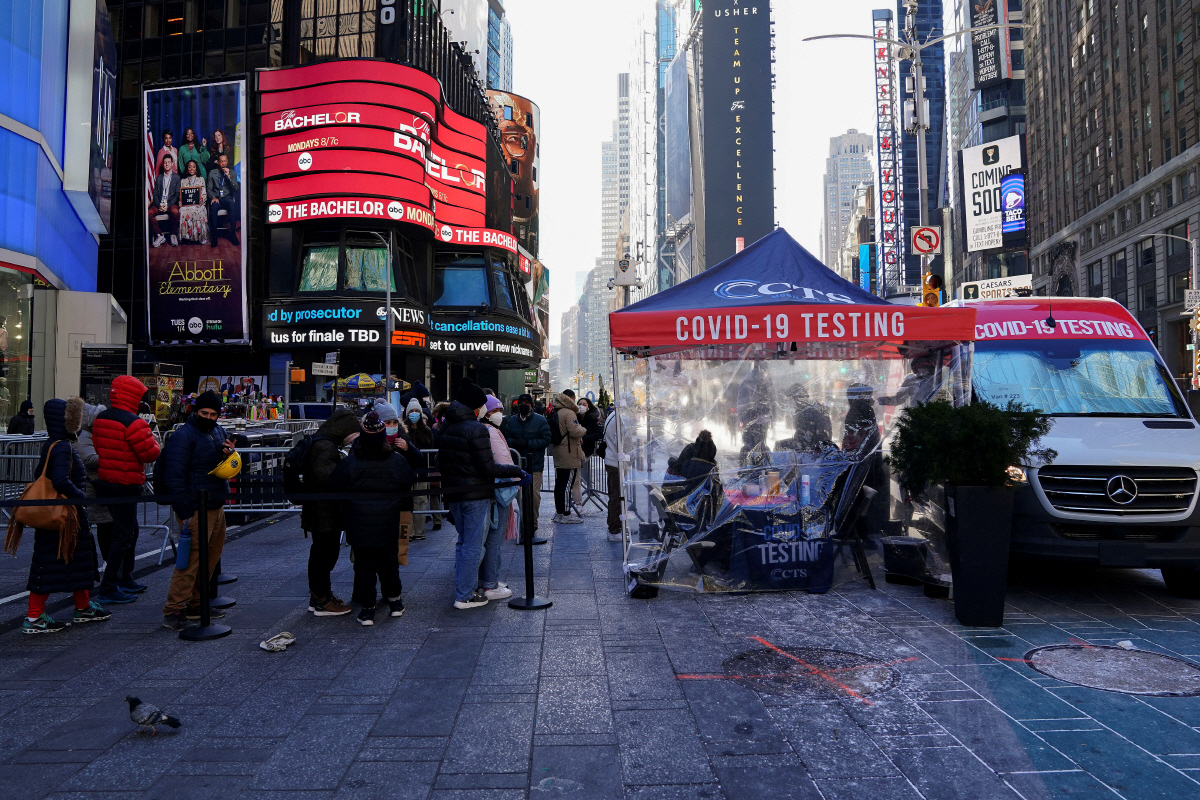 ▲미국 뉴욕 타임스스퀘어에 세워진 신종 코로나바이러스 감염증(코로나19) 임시 검사센터에서 4일 사람들이 검사를 받기 위해 줄을 서고 있다. 뉴욕/로이터연합뉴스
