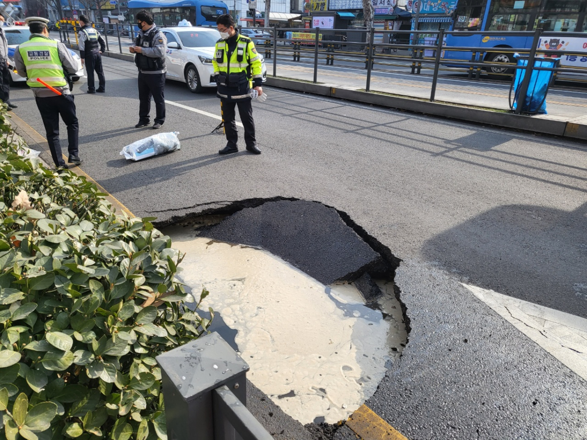 ▲종로5가역 인근 싱크홀 발생현장 (연합뉴스)