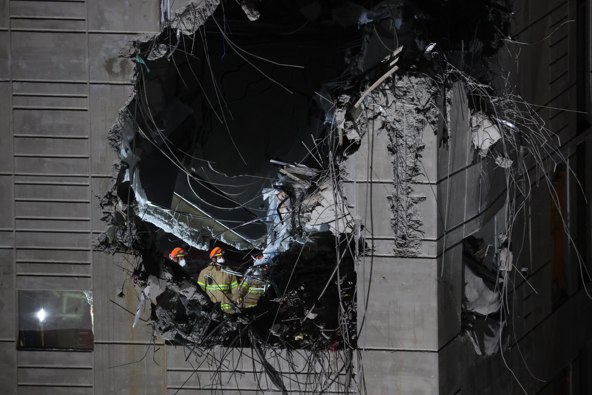 ▲23일 밤 광주 서구 화정아이파크 붕괴사고 현장에서 119 구조대원들이 잔해제거 및 수색작업을 하고 있다. (연합뉴스)