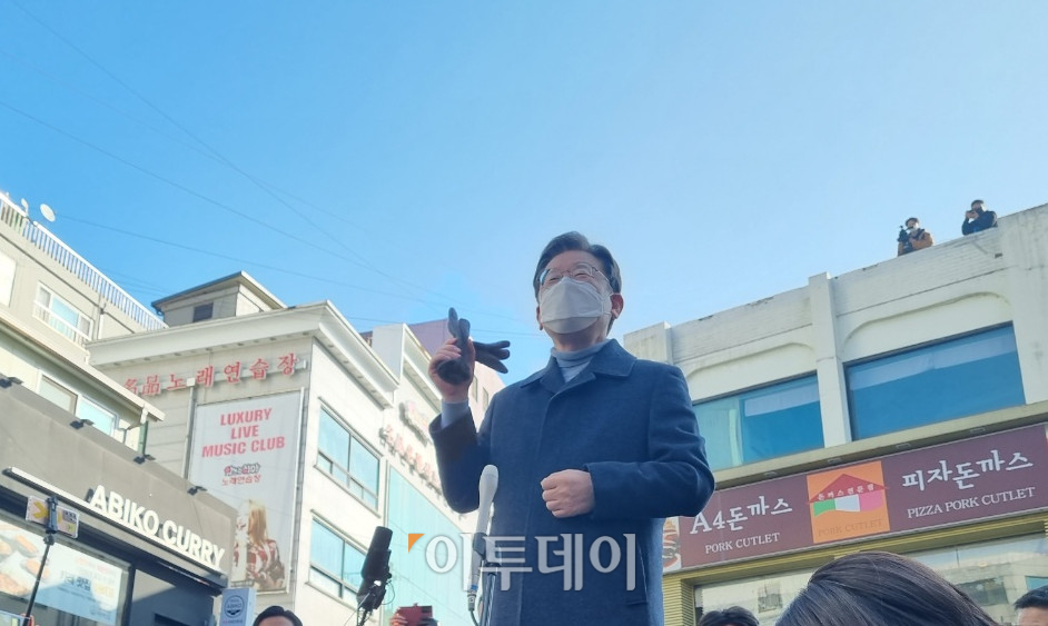 ▲더불어민주당 이재명 대선 후보가 이른바 당내 일각에서 제기된 '586(50대·80년대 학번·60년대생) 용퇴론'에 대해 "민주당이 국민들의 기대에 맞춰서 변화해야 된다는 점을 분명히 한 것 같다"고 24일 밝혔다. (사진=이꽃들 기자 flowerslee@)