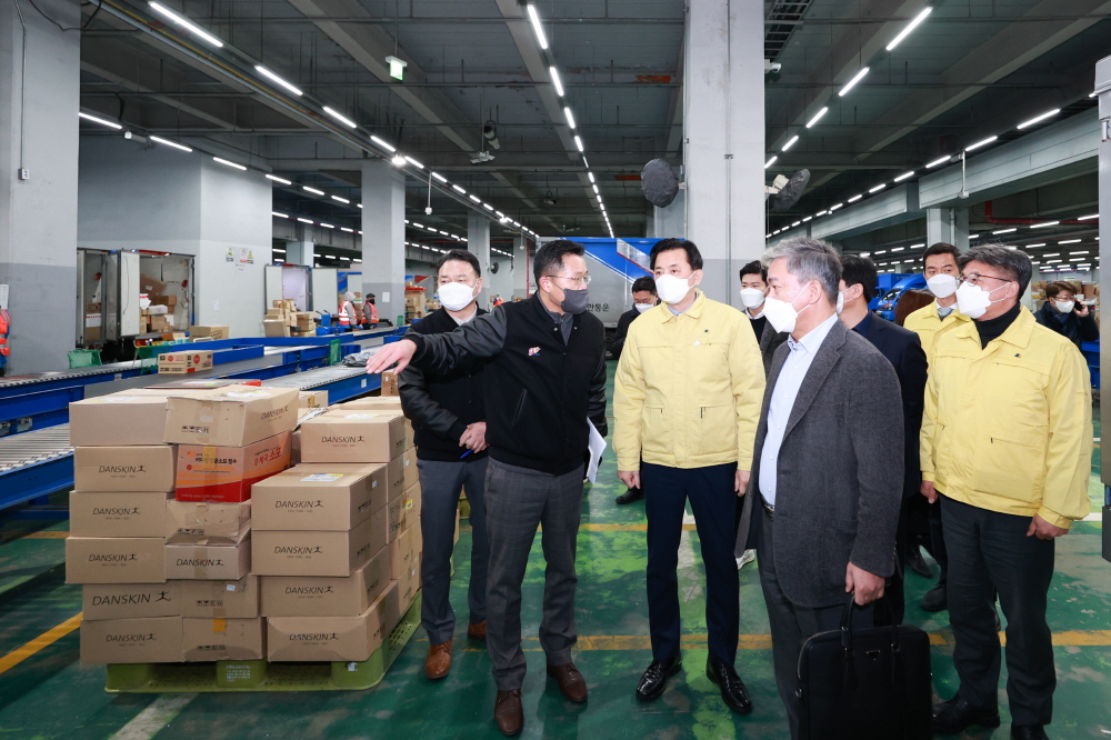 ▲황성규 국토교통부 2차관이 이달 19일 서울시 금천구 가산동에 위치한 CJ 대한통운 가산 터미널을 방문해 종사자 보호를 위한 사회적 합의 이행상황을 점검하고 있다. (사진제공=국토교통부)