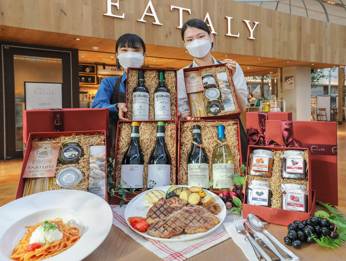 ▲24일 오전 서울시 영등포구 더현대 서울 6층 이탈리 매장에서 직원들이 '이탈리 선물세트'를 소개하고 있다. (사진제공=현대백화점)