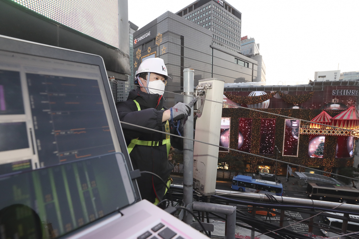 ▲KT 네트워크 전문가가 주요 번화가(명동)의 무선 품질을 점검하고 있다.  (사진제공=KT)