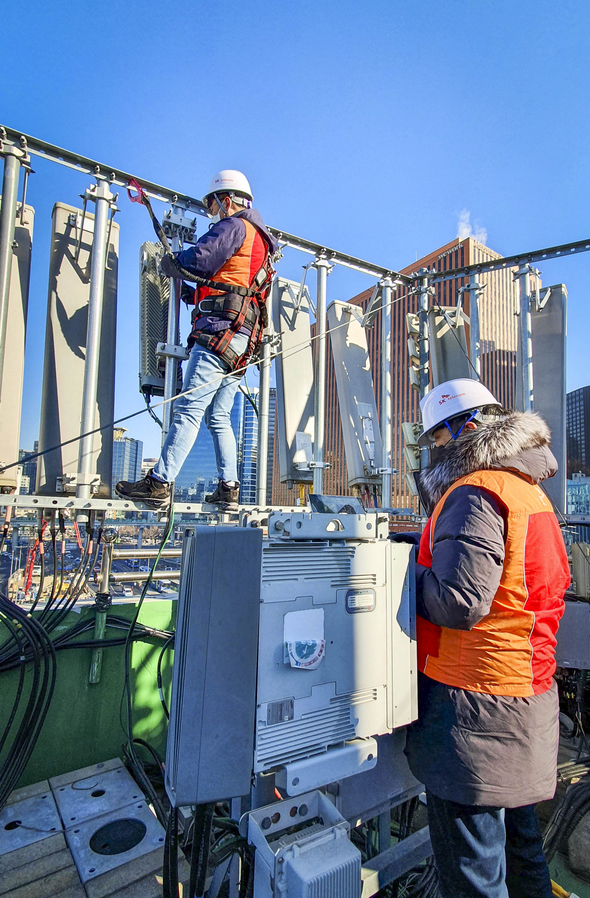 ▲SK텔레콤 직원들이 설연휴 이동통신 트래픽 증가에 대비해 서울역 인근 기지국 장비를 점검하고 있다.  (사진제공=SK텔레콤)
