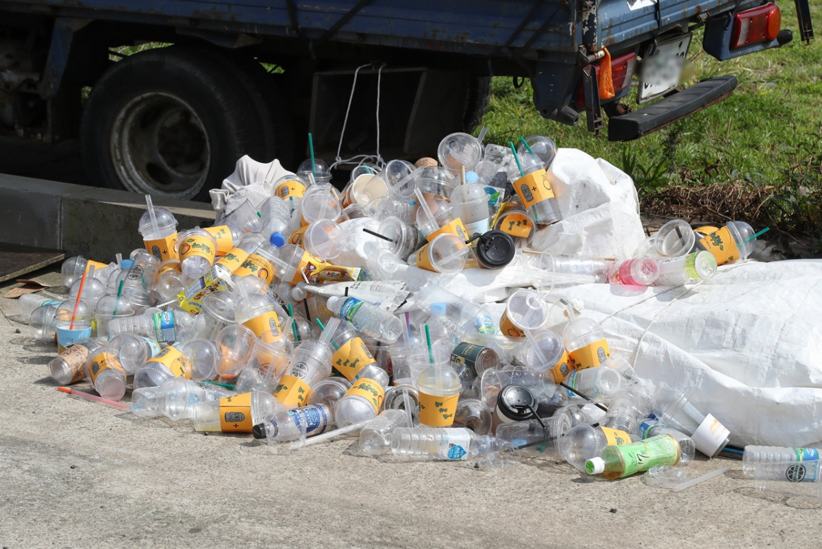 ▲길거리에 버려진 일회용 음료 컵. (뉴시스)