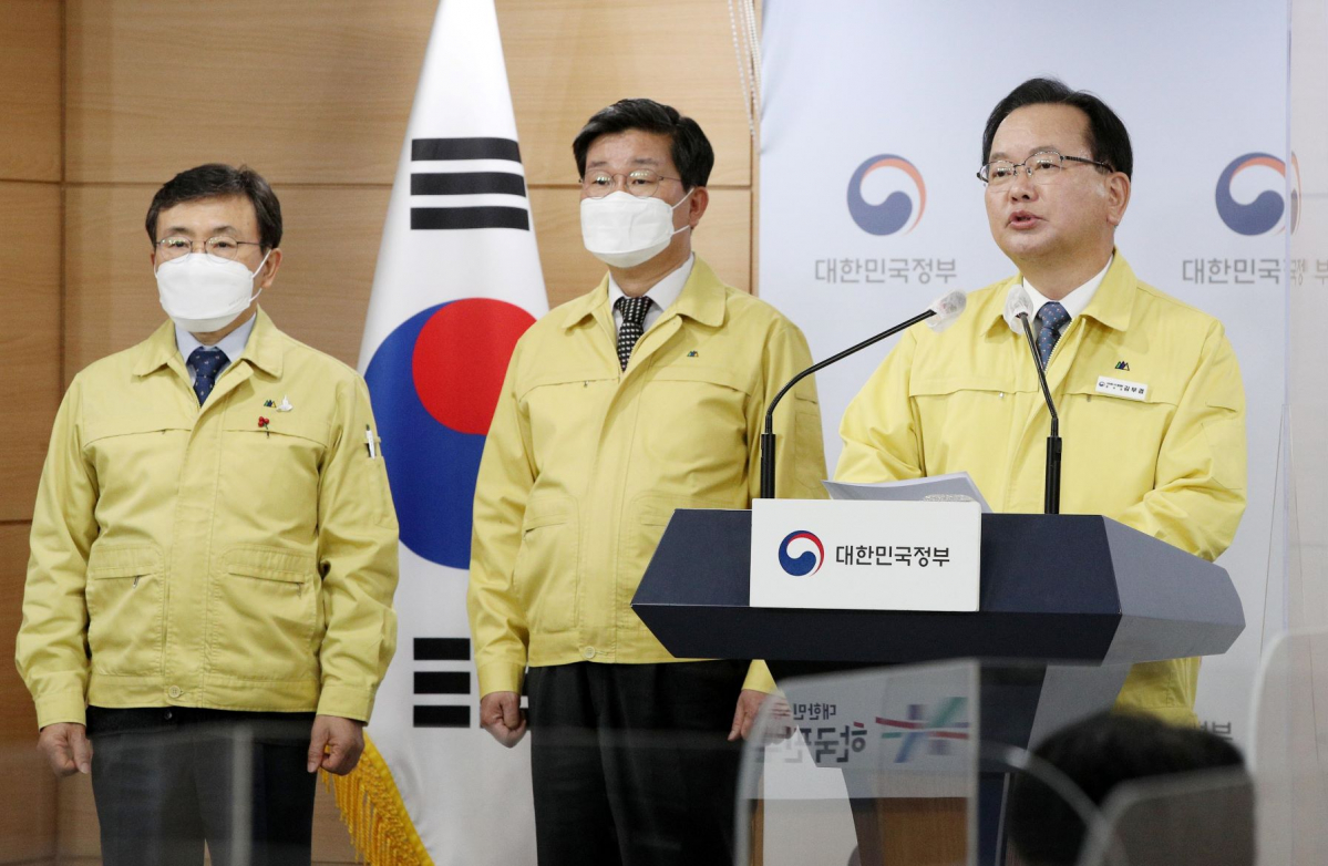 ▲김부겸 국무총리가 24일 서울 종로구 정부서울청사에서 코로나19 방역 관련 대국민담화문을 발표하고 있다.  (뉴시스)