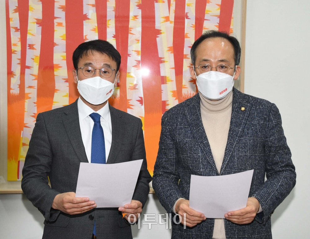 ▲한병도 더불어민주당, 추경호 국민의힘 원내수석부대표가 24일 국회에서 만나 추경안 처리를 위한 임시국회 일정 협의내용을 발표하고 있다. 신태현 기자 holjjak@ (이투데이DB)