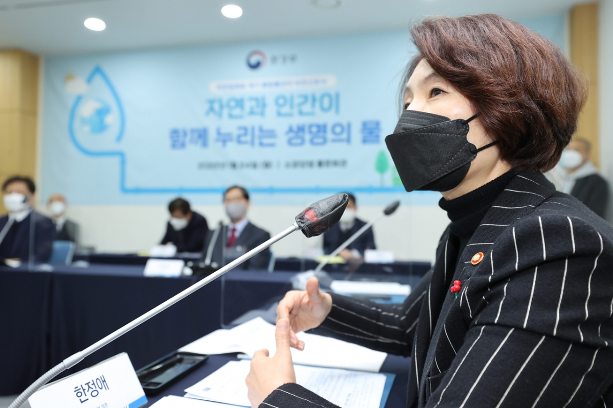 ▲한정애 환경부장관이 24일 오후 강원도 춘천시 소양강댐 물문화관에서 개최된 하천일원화 계기 통합물관리 비전 선포식에 참석해 발언하고 있다.  (사진제공=환경부)