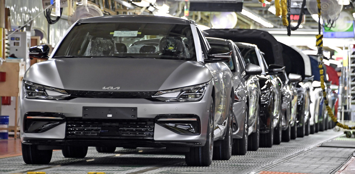 ▲현대차와 기아가 지난해 역대 최대 매출과 영업이익을 기록한 것으로 분석된다. 고급차와 SUVㆍ친환경차 전략이 주효했다. 사진은 EV6 생산라인 모습. (사진제공=기아)