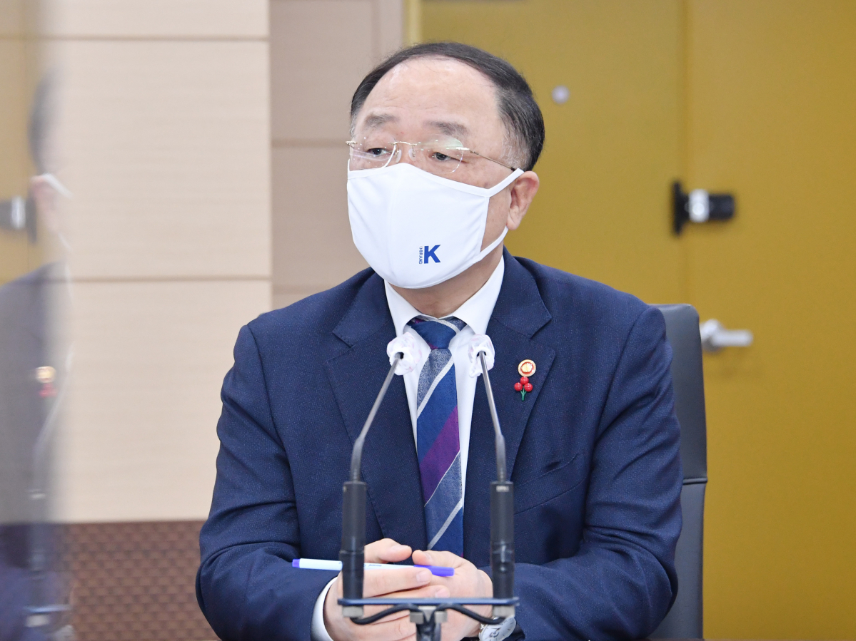 ▲홍남기 경제부총리 겸 기획재정부 장관이 1월 24일 오후 정부세종청사에서 열린 기획재정부 확대간부회의를 주재, 모두발언을 하고 있다. (사진제공=기획재정부)