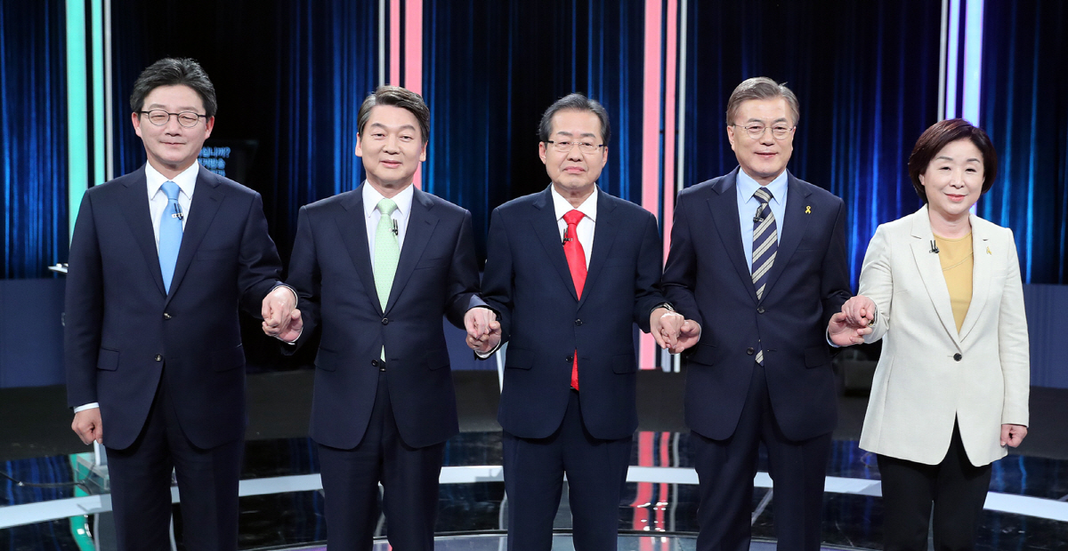 ▲2017년 19대 대선 당시 열린 중앙선거관리위원회 주최 대선후보 TV토론회에서 19대 대선 후보들이 토론에 앞서 기념촬영을 하고 있다. 왼쪽부터 유승민 바른정당 후보, 안철수 국민의당 후보, 홍준표 자유한국당 후보, 문재인 더불어민주당 후보, 심상정 정의당 후보. (뉴시스)