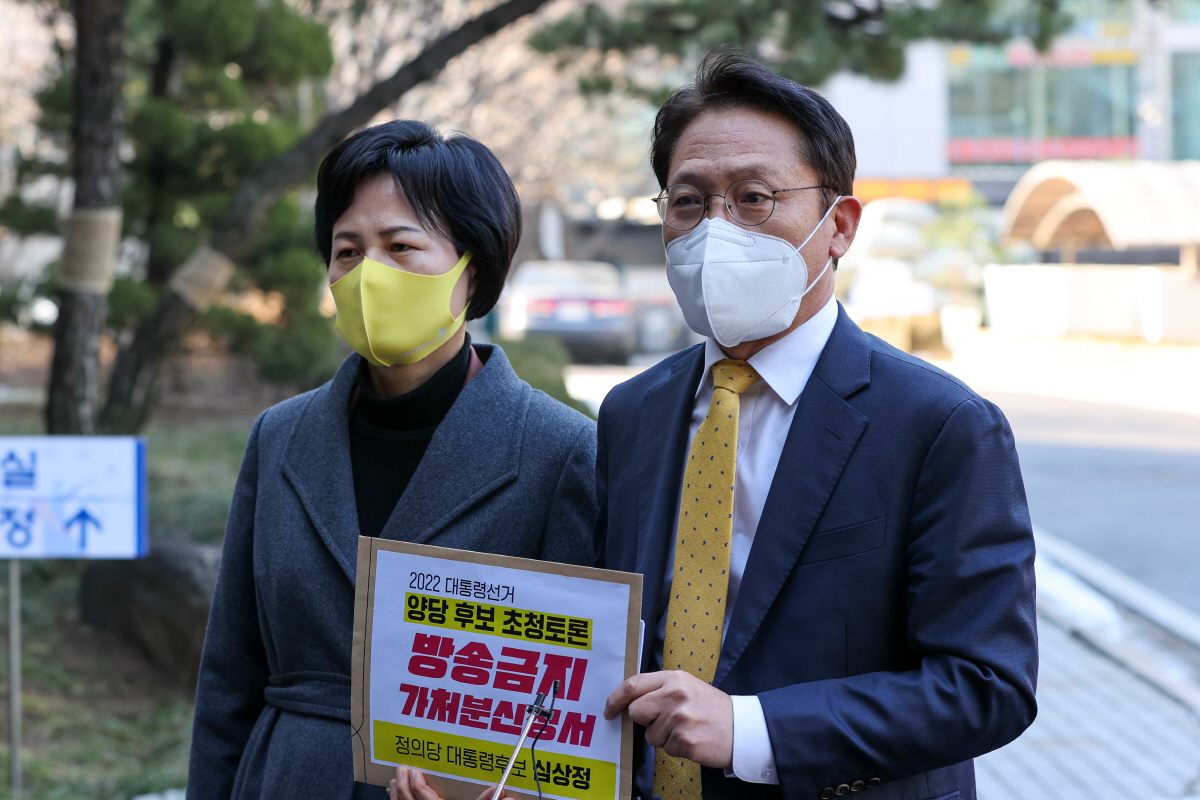 ▲20일 오후 배진교(오른쪽) 정의당 원내대표가 서울 양천구 서울남부지방법원에서 ‘더불어민주당과 국민의힘 대선 후보 양자TV토론’ 방송금지 가처분 신청서를 내기전 입장을 밝히고 있다. (뉴시스)