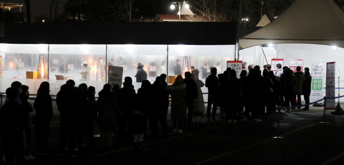▲코로나19의 신규 확진자가 급속한 확산세를 보인 24일 오후 서울 송파구 잠실종합운동장 제2주차장 임시선별검사소에서 밤 늦은 시간에도 코로나19 검사를 받으려는 시민들이 길게 줄지어 서 있다. (뉴시스)