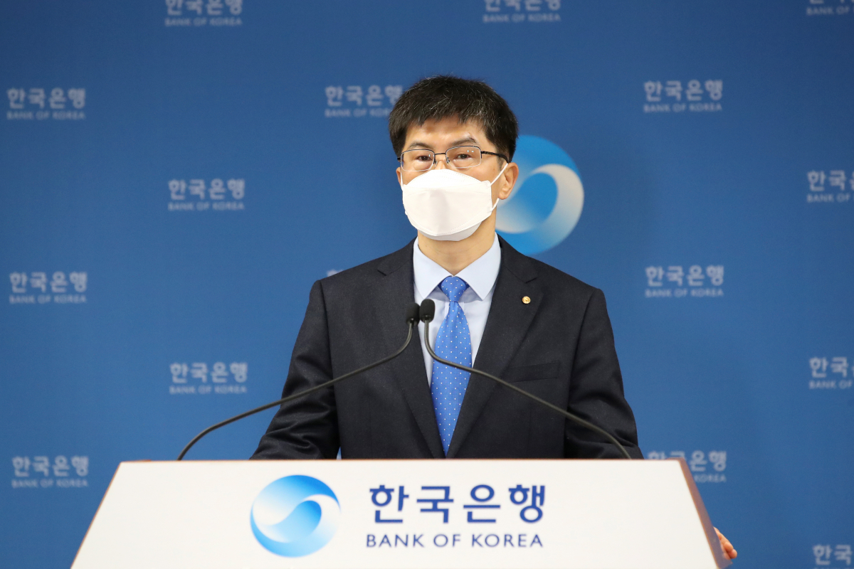 ▲황상필 한국은행 경제통계국장이 25일 오전 서울 중구 한국은행에서 2021년 4/4분기 및 연간 실질 국내총생산(속보)의 주요 특징을 설명하고 있다. (사진제공=한국은행)