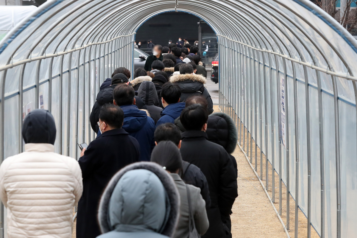 ▲코로나19 신규 확진자가 8571명으로 집계된 25일 오전 서울 용산구 용산역광장 임시선별검사소에서 시민들이 검사를 받기 위해 대기하고 있다. (뉴시스)