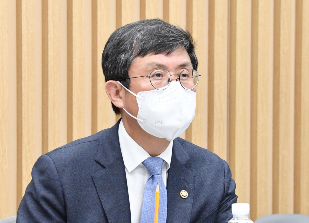 ▲안도걸 기획재정부 차관이 1월 25일 서울 노원구 소재 공릉 청년 행복주택을 방문, 관계자로부터 공릉 행복주택 관련 설명을 듣고 있다. (사진제공=기획재정부)