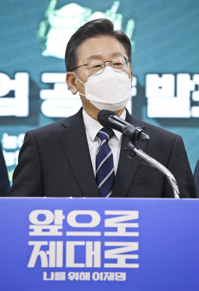 ▲더불어민주당 이재명 대선 후보가 25일 오전 경기도 포천시 포천시농업기술센터에서 농업 공약을 발표하고 있다. (연합뉴스)