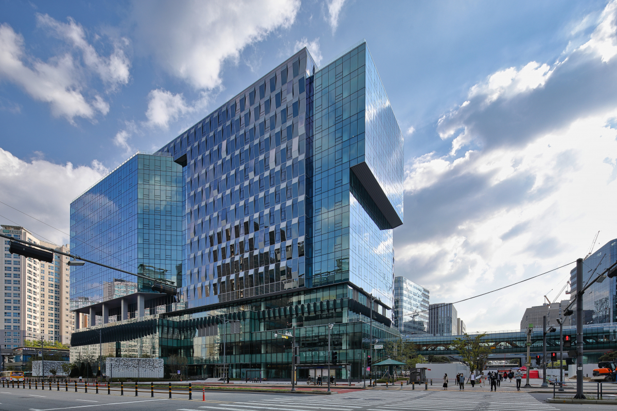 ▲미래에셋증권이 판교에 연금 부문 이전 및 자산운용특화점포 투자센터 판교를 출범시켰다. 판교테크원타워 전경. (사진=미래에셋증권)