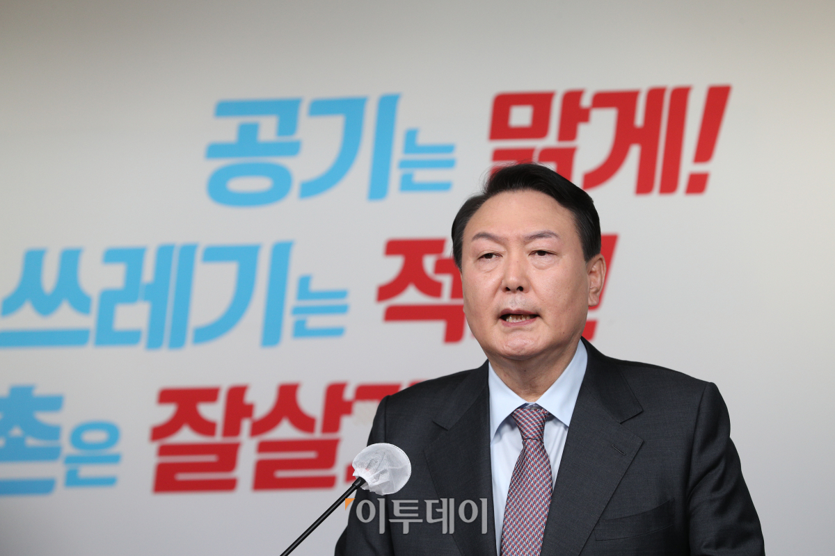 ▲윤석열 국민의힘 대선 후보가 25일 오전 서울 여의도 당사에서 '공기는 맑게, 쓰레기는 적게, 농촌은 잘살게'를 주제로 한 환경·농업 관련 공약을 발표하고 있다. (국회사진취재단)