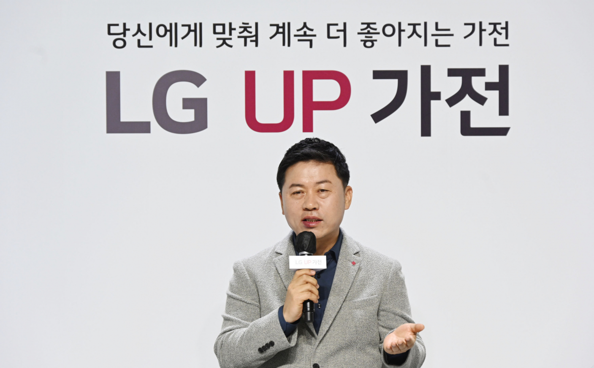 ▲류재철 LG전자 H&A사업본부장 부사장이 온라인 간담회에서 ‘UP가전(업 가전)’을 소개하고 있다. (사진제공=LG전자)