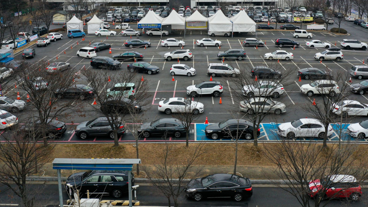 ▲코로나19 신규 확진자가 8,571명으로 역대 최다를 기록한 25일 오후 경기 고양시 고양종합운동장 부설주차장에 마련된 드라이브 스루 임시선별검사소에서 차량들이 줄을 서 있다. (뉴시스)