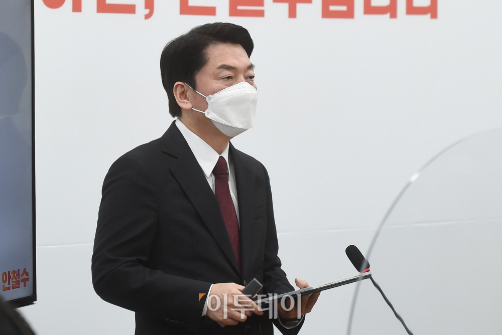 ▲안철수 국민의당 대선 후보가 25일 오전 여의도 국회에서 열린 신년 기자회견에서 발언하고 있다. (신태현 기자 holjjak@)