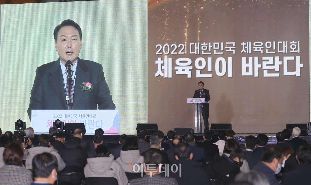 ▲윤석열 국민의힘 대선 후보가 25일 서울 송파구 올림픽공원 SK올림픽핸드볼경기장에서 열린 2022 대한민국체육인대회에서 축사를 하고 있다. (국회사진취재단)