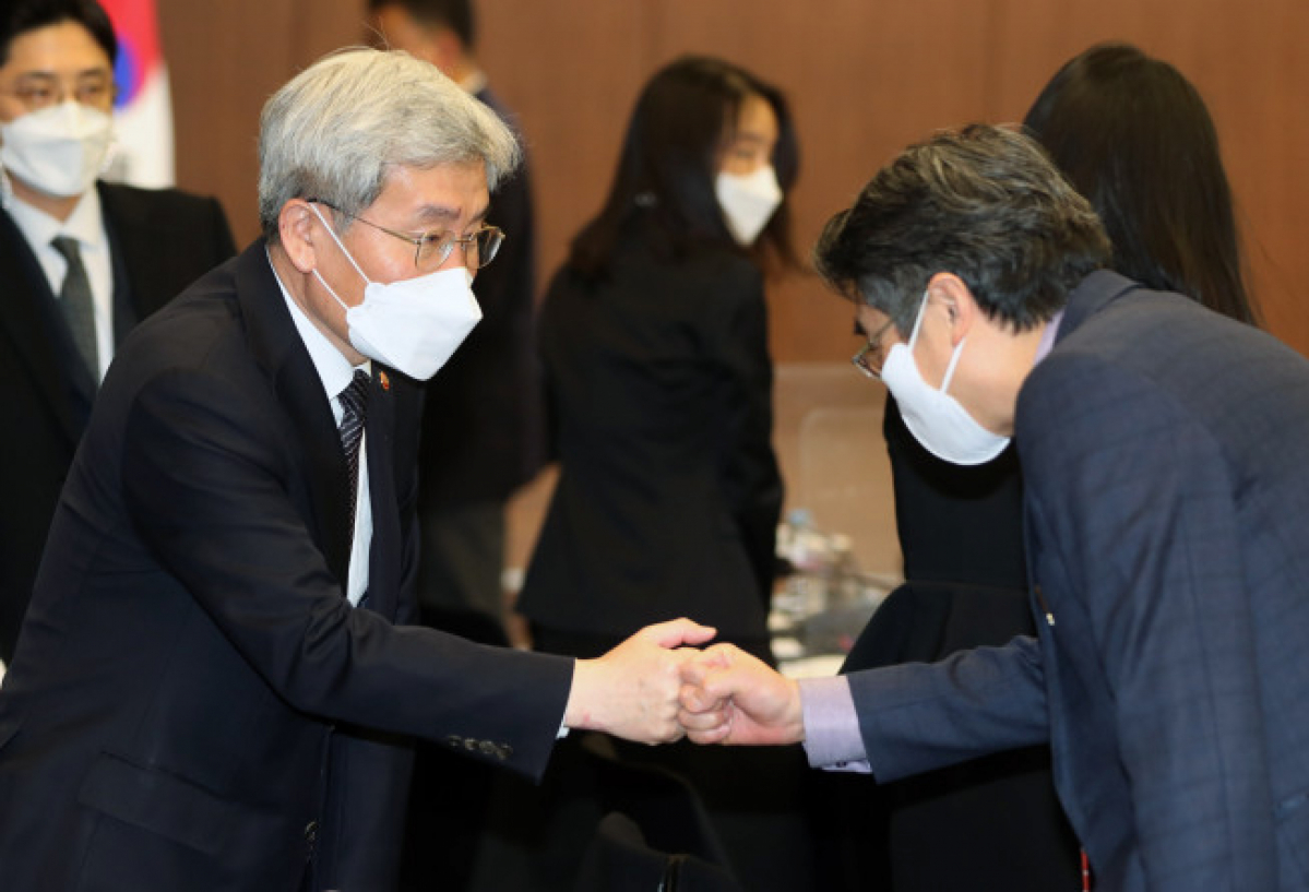 ▲금융위원회가 25일 오후 서울 중구 은행회관 국제회의실에서 고승범 금융위원장, 심인숙 금융발전심의회 위원장, 위촉직 및 당연직 위원들이 참석한 가운데 2022년 금융발전심의회 전체회의를 개최했다. (사진제공=금융위)