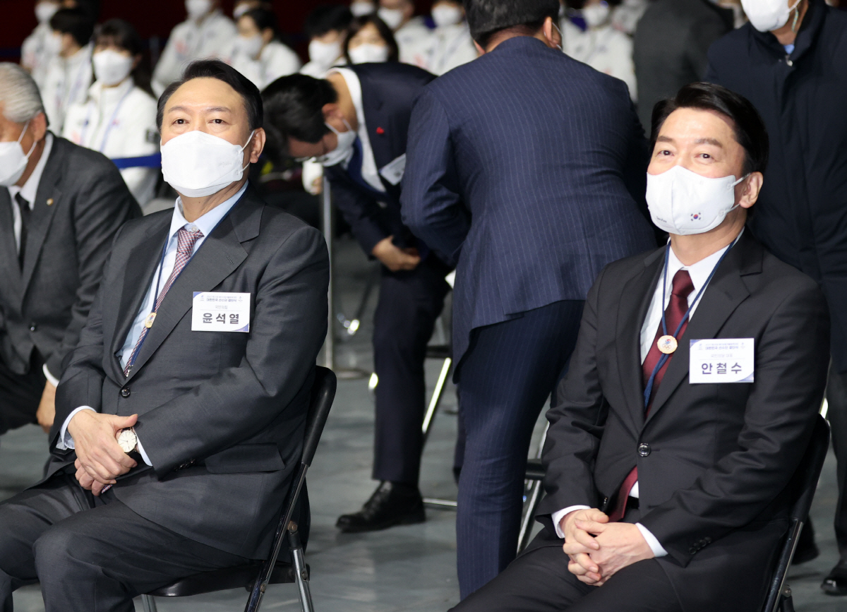 ▲(뉴시스) 윤석열 국민의힘 대선후보와 안철수 국민의당 대선후보가 25일 오후 서울 송파구 올림픽공원 올림픽홀에서 열린 2022 제24회 베이징동계올림픽대회 대한민국 선수단 결단식에 참석해 화면을 바라보고 있다.
