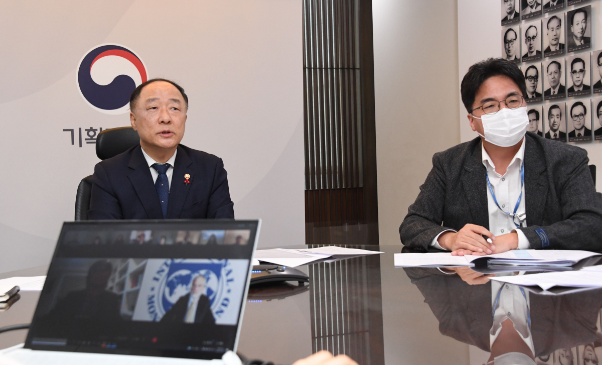 ▲홍남기 경제부총리 겸 기획재정부 장관이 1월 25일 오후 정부세종청사에서 열린 2022년 국제통화기금(IMF) 연례협의 관련 한국 미션단 화상 면담에서 마틴 카우프만 IMF 미션단장으로부터 연례협의 결과를 보고받고 한국의 경제전망 및 정책에 대해 논의하고 있다. (사진제공=기획재정부)