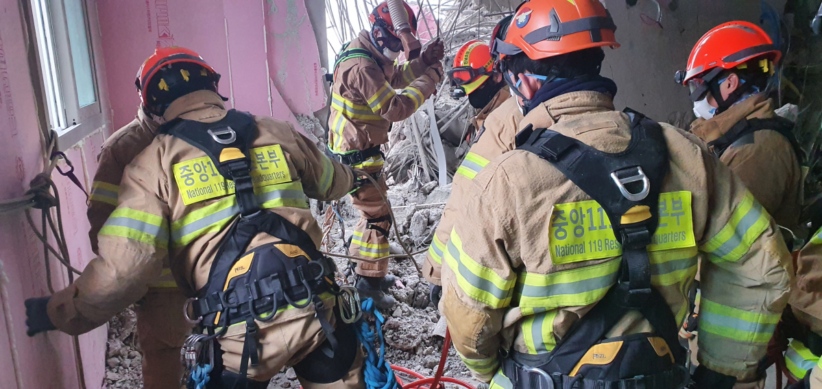 ▲25일 구조대원들이 광주 서구 화정아이파크 사고 현장 상층부에서 잔해물을 제거하며 수색 작업을 하고 있다.