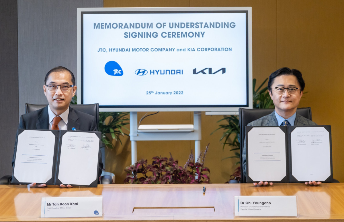 ▲현대차그룹은 싱가포르 주롱도시공사(Jurong Town Corporation)와 ‘미래 교통수요 분석을 위한 업무협약(MOU)’을 체결했다. 지영조 현대차그룹 이노베이션담당 사장(오른쪽)과 탄 분카이 주롱도시공사 최고경영자가 상호협력 업무협약(MOU) 체결 후 기념사진을 촬영하고 있다.   (사진제공=현대차그룹)