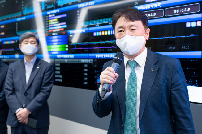 ▲25일 농협은행 권준학 은행장은 설 연휴 비상근무체계 운영 점검을 위해 통합IT센터를 방문해 차질없는 운영을 당부하고 있다. (사진제공=NH농협은행)