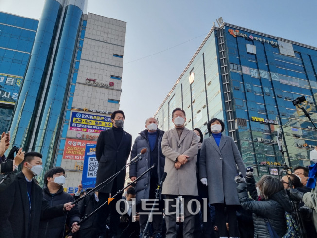 ▲이재명 더불어민주당 대선 후보가 26일 경기 고양시 시민들과 만나고 있다. (사진=이꽃들 기자 flowerslee@)