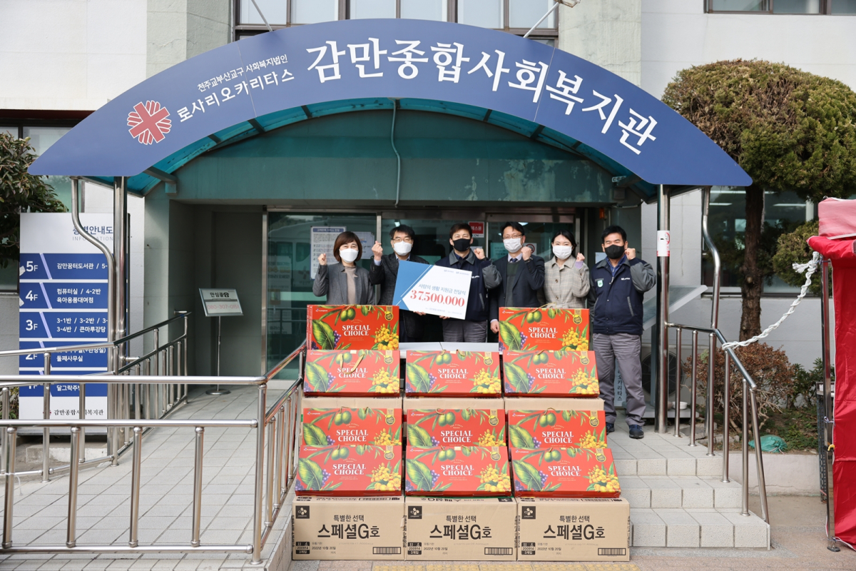 ▲부산 감만종합사회복지관에서 열린 제 29회 명절 생활지원금 전달식에서 관계자들이 기념사진을 촬영하고 있다. (사진제공=동국제강)