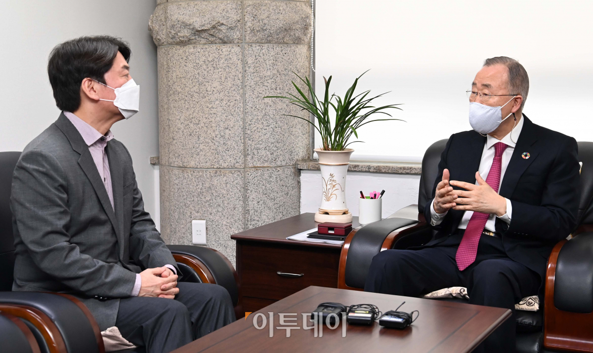▲안철수 국민의당 대표와 반기문 전 UN 사무총장이 지난해 1월 12일 서울 종로구 '보다나은미래를위한 반기문재단'에서 만나 대화를 나누고 있다. (국회사진취재단)